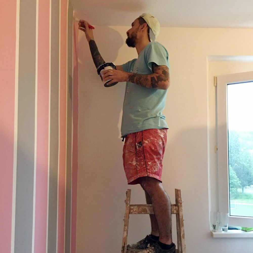 Jeden z nás robí náročné maľovanie bytu - pruhovanú stenu v troch farbách